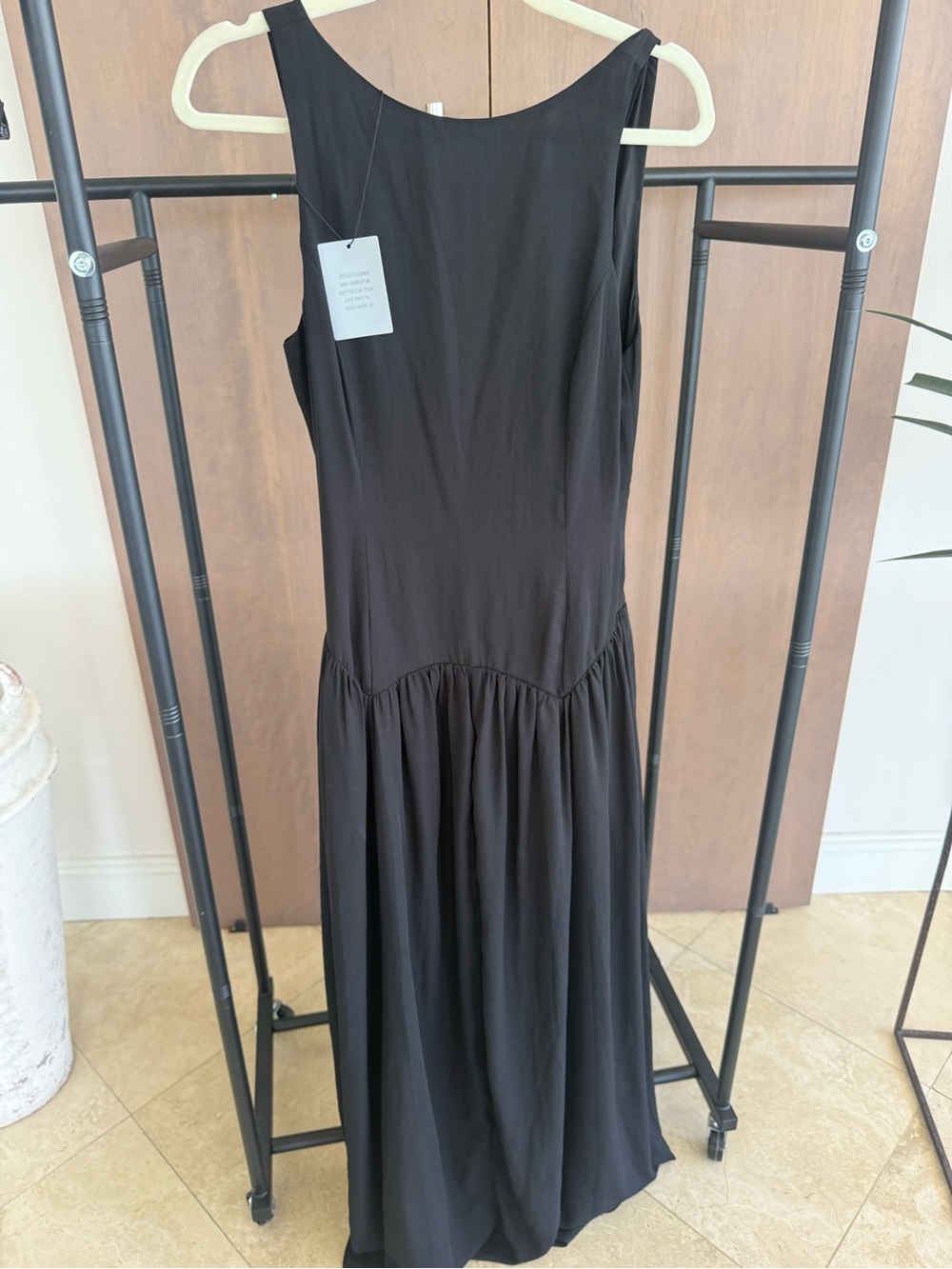 Classic Black Sleeveless Maxi Dress with Flowing Skirt - Picture 2 of 4